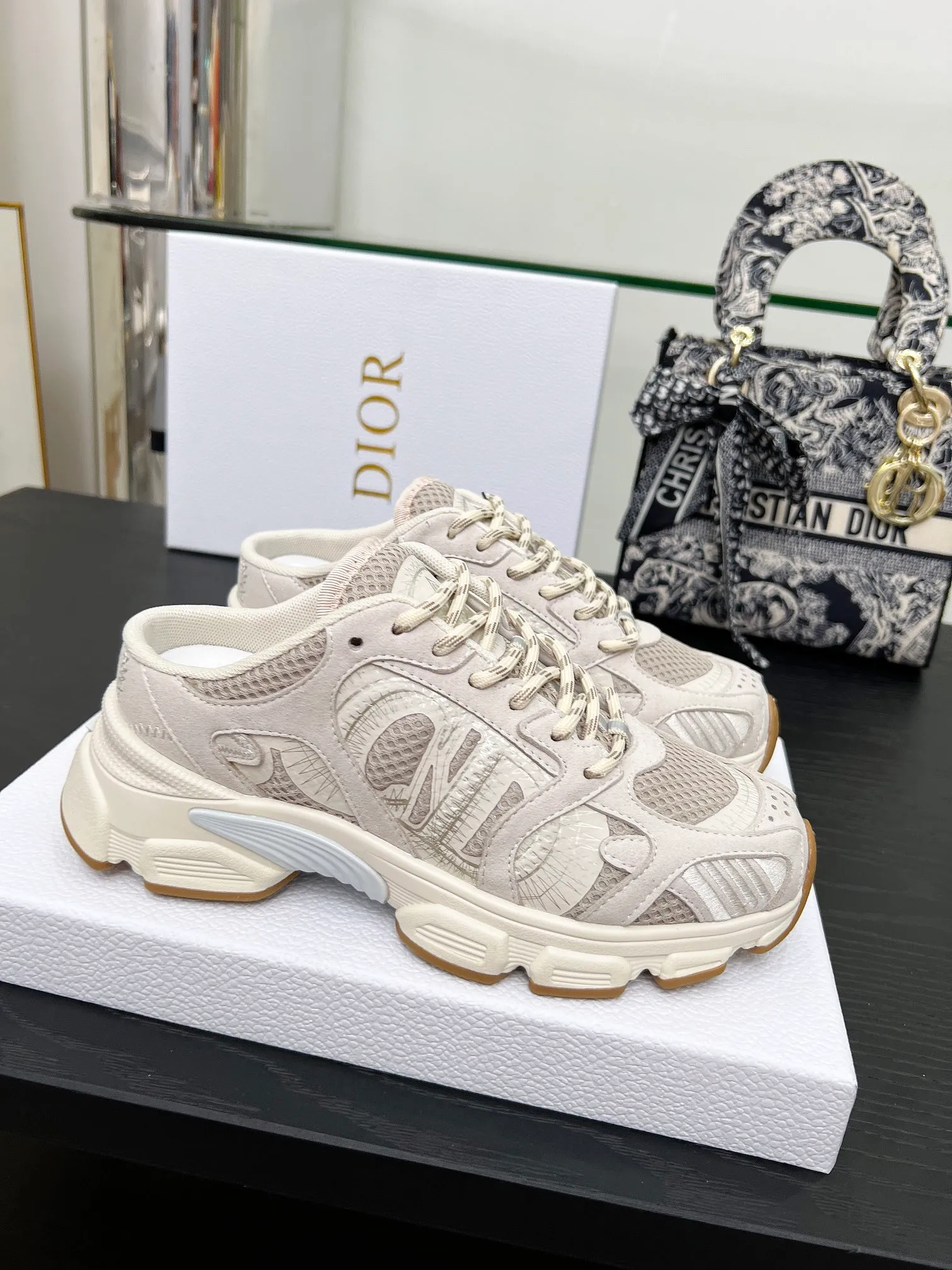 p560🐮🐮This Dior Chrono sports half slipper reinterprets running shoes with Dior's haute couture style. Gray mesh fabric is paired with tonal suede calfskin panels, the CD logo on the side, the star patch on the tongue and the Dior logo on the heel, all in classic fine detail. Featuring two-tone laces and a lightweight sole with star graphics, they can be worn year-round. Size: Women’s size 35-41 (35/42 can be customized) Men’s size 40-46 (men’s version is being printed) Color: 12 colors available